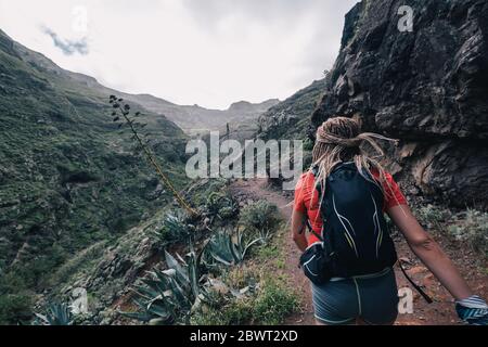 Jeune femme de fitness coureur de randonnée courant au sommet de la montagne Banque D'Images