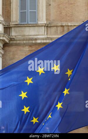 Drapeau de l'Union européenne sur l'ancien palais Banque D'Images