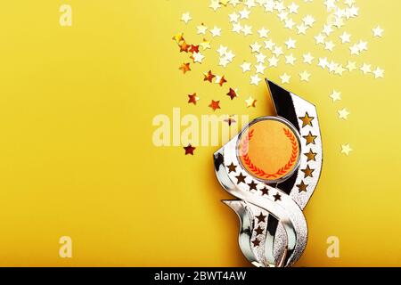 Gold Superprize avec une dispersion d'étoiles sur fond jaune avec une copie de l'espace. Banque D'Images