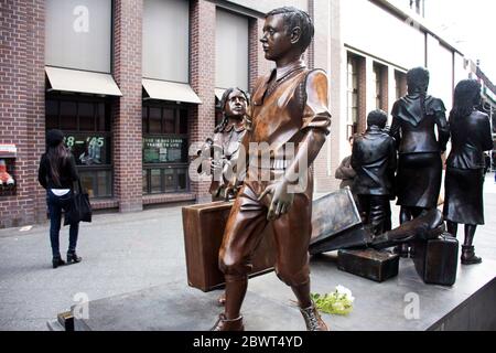 BERLIN, ALLEMAGNE - SEPTEMBRE 17 : Monument Kindertransport ou trains à la vie trains à la statue de la mort bronze au mémorial de la Seconde Guerre mondiale à Friedrichstrasse Stati Banque D'Images