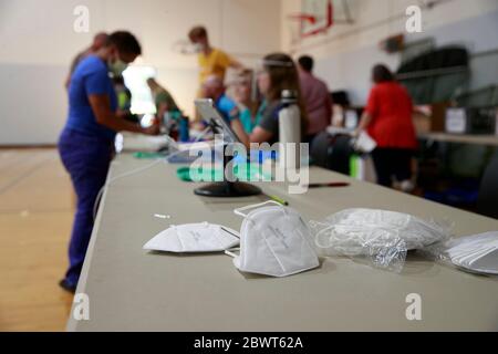 Les masques KN95 sont mis à la disposition des électeurs par mesure de précaution contre la propagation de COVID-19 à l'école secondaire Edgewood pendant le jour de l'élection primaire de l'Indiana.les élections primaires ont lieu à Bloomington, Indiana après la fermeture des bureaux de vote à l'école primaire Grandview le jour de l'élection primaire de l'Indiana, le 2 juin 2020. Banque D'Images