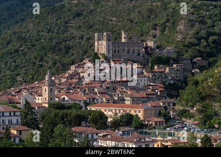 Village ancien de Dolceacqua, province d'Imperia, région de Ligurie, nord-ouest de l'Italie Banque D'Images