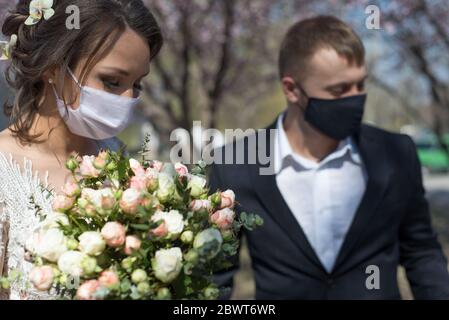 mariée et marié dans des masques protecteurs. Mariage pendant la période de quarantaine et de pandémie Covid 19-20, mariage du coronavirus. Le marié et la mariée Banque D'Images