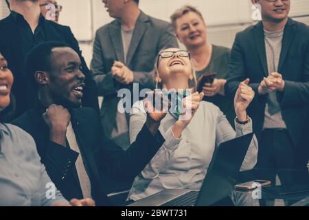 gros plan. équipe d'affaires heureuse montrant leur succès. Banque D'Images