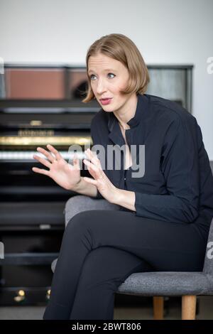 Nuremberg, Allemagne. 25 mai 2020. Joana Mallwitz, chef d'orchestre et directrice générale de la musique au Staatstheater de Nuremberg, est assise dans son bureau pendant une interview. Peu à peu, les théâtres et les salles de concert peuvent rouvrir. Mais la normalité est loin d'être en vue. Le chef d'orchestre Mallwitz tente de tirer le meilleur parti de la crise de manière artistique. Crédit : Daniel Karmann/dpa/Alay Live News Banque D'Images