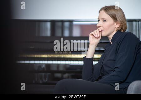 Nuremberg, Allemagne. 25 mai 2020. Joana Mallwitz, chef d'orchestre et directrice générale de la musique au Staatstheater de Nuremberg, est assise dans son bureau pendant une interview. Peu à peu, les théâtres et les salles de concert peuvent rouvrir. Mais la normalité est loin d'être en vue. Le chef d'orchestre Mallwitz tente de tirer le meilleur parti de la crise de manière artistique. Crédit : Daniel Karmann/dpa/Alay Live News Banque D'Images