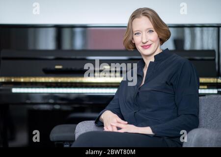 Nuremberg, Allemagne. 25 mai 2020. Joana Mallwitz, chef d'orchestre et directrice générale de la musique au Staatstheater de Nuremberg, est assise dans son bureau pendant une interview. Peu à peu, les théâtres et les salles de concert peuvent rouvrir. Mais la normalité est loin d'être en vue. Le chef d'orchestre Mallwitz tente de tirer le meilleur parti de la crise de manière artistique. Crédit : Daniel Karmann/dpa/Alay Live News Banque D'Images