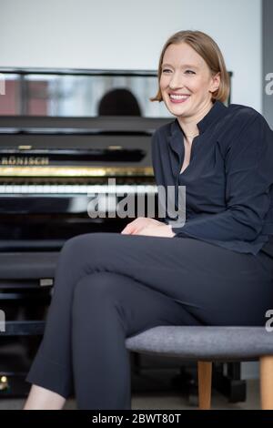 Nuremberg, Allemagne. 25 mai 2020. Joana Mallwitz, chef d'orchestre et directrice générale de la musique au Staatstheater de Nuremberg, est assise dans son bureau pendant une interview. Peu à peu, les théâtres et les salles de concert peuvent rouvrir. Mais la normalité est loin d'être en vue. Le chef d'orchestre Mallwitz tente de tirer le meilleur parti de la crise de manière artistique. Crédit : Daniel Karmann/dpa/Alay Live News Banque D'Images