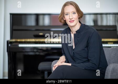 Nuremberg, Allemagne. 25 mai 2020. Joana Mallwitz, chef d'orchestre et directrice générale de la musique au Staatstheater de Nuremberg, est assise dans son bureau pendant une interview. Peu à peu, les théâtres et les salles de concert peuvent rouvrir. Mais la normalité est loin d'être en vue. Le chef d'orchestre Mallwitz tente de tirer le meilleur parti de la crise de manière artistique. Crédit : Daniel Karmann/dpa/Alay Live News Banque D'Images