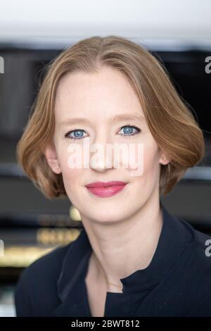 Nuremberg, Allemagne. 25 mai 2020. Joana Mallwitz, chef d'orchestre et directrice générale de la musique au Staatstheater de Nuremberg, est assise dans son bureau pendant une interview. Peu à peu, les théâtres et les salles de concert peuvent rouvrir. Mais la normalité est loin d'être en vue. Le chef d'orchestre Mallwitz tente de tirer le meilleur parti de la crise de manière artistique. Crédit : Daniel Karmann/dpa/Alay Live News Banque D'Images