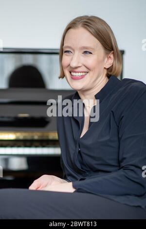 Nuremberg, Allemagne. 25 mai 2020. Joana Mallwitz, chef d'orchestre et directrice générale de la musique au Staatstheater de Nuremberg, est assise dans son bureau pendant une interview. Peu à peu, les théâtres et les salles de concert peuvent rouvrir. Mais la normalité est loin d'être en vue. Le chef d'orchestre Mallwitz tente de tirer le meilleur parti de la crise de manière artistique. Crédit : Daniel Karmann/dpa/Alay Live News Banque D'Images