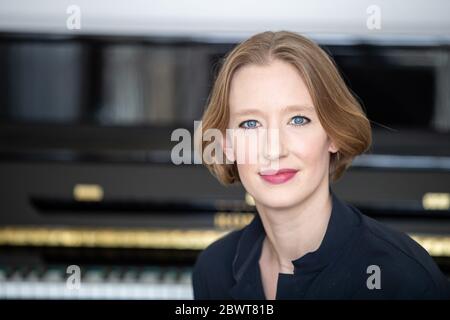 Nuremberg, Allemagne. 25 mai 2020. Joana Mallwitz, chef d'orchestre et directrice générale de la musique au Staatstheater de Nuremberg, est assise dans son bureau pendant une interview. Peu à peu, les théâtres et les salles de concert peuvent rouvrir. Mais la normalité est loin d'être en vue. Le chef d'orchestre Mallwitz tente de tirer le meilleur parti de la crise de manière artistique. Crédit : Daniel Karmann/dpa/Alay Live News Banque D'Images