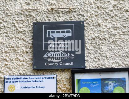 Un panneau d'arrêt de bus écrit sur l'ardoise locale à Ambleside, dans le parc national du district de lac anglais, Cumbria, Angleterre, Royaume-Uni Banque D'Images