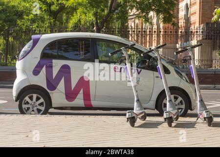 Madrid, Espagne - 02 juin 2020 : voiture électrique du service de transport en réseau partagé de la société emov, garée à Madrid. Banque D'Images