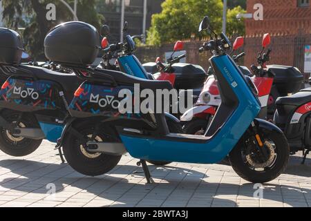 Madrid, Espagne - 02 juin 2020 : moto électrique du service de transport en réseau partagé de la société Movo, garée à Madrid. Banque D'Images