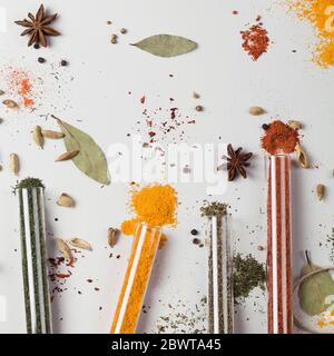 composition colorée avec différentes épices et herbes dans tube à essai médical. vue du dessus plat lay square Banque D'Images
