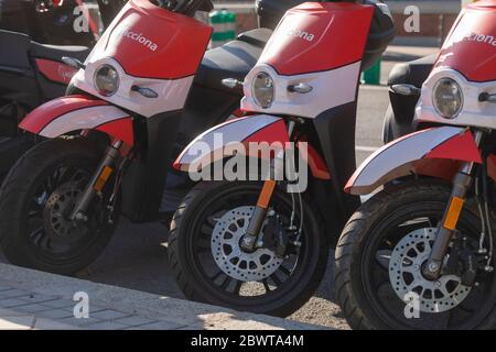 Madrid, Espagne - 02 juin 2020 : moto électrique du service de transport en réseau partagé de la société Acciona, garée à Madrid. Banque D'Images