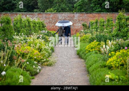 Les visiteurs marchent séparément des autres lors des promenades à la campagne au parc Attingham de Shropshire, le premier jour de la réouverture des jardins et parcs du National Trust après l'épidémie de coronavirus. National Trust rouvre progressivement des jardins et des parcs en Angleterre et en Irlande du Nord, avec la réservation préalable nécessaire pour limiter le nombre de jardins et maintenir la sécurité publique. Banque D'Images