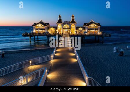 La jetée de Sellin sur l'île de Rügen la nuit Banque D'Images