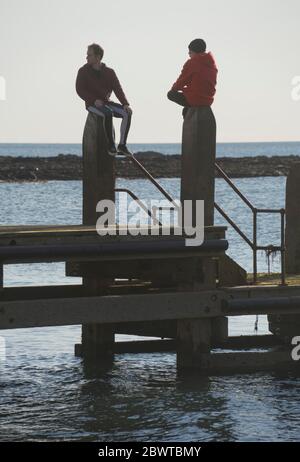 Les gens se détendent sur le front de mer après que le gouvernement gallois ait assoupli les restrictions de verrouillage en raison de la pandémie de coronavirus Covid19 pour permettre plus d'exercice et de bains de soleil sur les plages. Aberystwyth,Ceredigion,pays de Galles,Royaume-Uni Banque D'Images