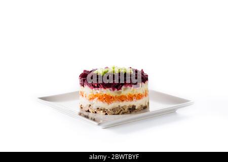 Salade de hareng russe traditionnelle avec betterave et carottes isolées sur fond blanc Banque D'Images