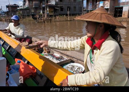 Femmes birmanes qui vendent de l'artisanat à partir d'un bateau sur le lac Inle, Myanmar Banque D'Images