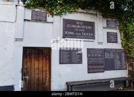 Conwy, pays de Galles, Royaume-Uni : 24 novembre 2017 : un monument inhabituel de plaques d'ardoise bilingues sur Chapel Street a été érigé par William Rowlands pour commémorer la co Banque D'Images