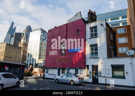 Londres, Royaume-Uni: 2 décembre 2017: Une scène de rue générale de la maison publique STILL et Star, située sur Little Somerset Street dans la ville de Londres. Banque D'Images