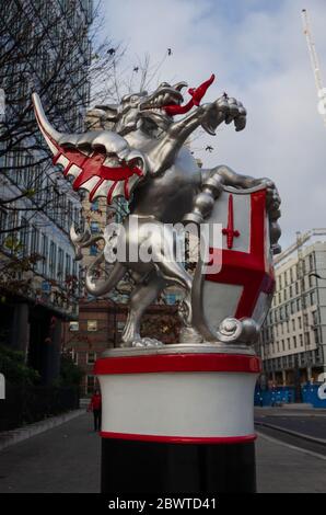 Londres, Royaume-Uni: 2 décembre 2017: Les dragons ornementaux embrayant des boucliers héraldiques sont des marqueurs de limite situés aux points d'entrée de la ville de Londres, comme Th Banque D'Images