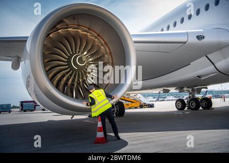 Munich, Allemagne. 03ème juin 2020. Un pilote de Lufthansa inspecte son avion avant de partir pour les États-Unis. Lufthansa reprend la liaison Munich-Los Angeles depuis l'aéroport de Munich. Crédit : Peter Kneffel/dpa/Alay Live News Banque D'Images