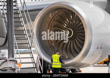 Munich, Allemagne. 03ème juin 2020. Un pilote de Lufthansa inspecte son avion avant de partir pour les États-Unis. Lufthansa reprend la liaison Munich-Los Angeles depuis l'aéroport de Munich. Crédit : Peter Kneffel/dpa/Alay Live News Banque D'Images