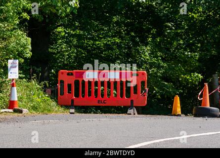 Parking public fermé avec barrière et cônes de circulation pendant le confinement pandémique de Covid-19, Byres Hill, East Lothian, Écosse, Royaume-Uni Banque D'Images