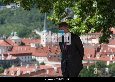 Prague, République tchèque. 03ème juin 2020. Le Premier ministre de la république tchèque Andrej Babis est vu porter un masque facial alors qu'il attend Igor Matovic son homologue de Slovaquie.le Premier ministre de Slovaquie Igor Matovic visite la République tchèque lors de son premier voyage officiel à l'étranger. Igor Matovic est devenu Premier ministre de Slovaquie en mars, après que son parti politique Obycajny Ludia - OLANO a remporté les élections législatives en février 2020. En raison de la pandémie de Covid-19, il s'agit du premier voyage à l'étranger d'Igor Matovic (L) après sa nomination au poste de Premier ministre. Crédit : SOPA Images Limited/Alamy Live News Banque D'Images