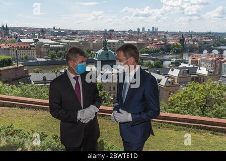 Prague, République tchèque. 03ème juin 2020. Le Premier ministre slovaque rencontre son homologue tchèque Andrej Babis (L), tous deux sous le masque. Le Premier ministre slovaque Igor Matovic visite la République tchèque pour son premier voyage officiel à l'étranger. Igor Matovic est devenu Premier ministre de Slovaquie en mars, après que son parti politique Obycajny Ludia - OLANO a remporté les élections législatives en février 2020. En raison de la pandémie de Covid-19, il s'agit du premier voyage à l'étranger d'Igor Matovic (L) après sa nomination au poste de Premier ministre. Crédit : SOPA Images Limited/Alamy Live News Banque D'Images