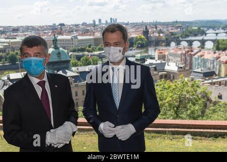 Prague, République tchèque. 03ème juin 2020. Le Premier ministre slovaque rencontre son homologue tchèque Andrej Babis (L), tous deux sous le masque. Le Premier ministre slovaque Igor Matovic visite la République tchèque pour son premier voyage officiel à l'étranger. Igor Matovic est devenu Premier ministre de Slovaquie en mars, après que son parti politique Obycajny Ludia - OLANO a remporté les élections législatives en février 2020. En raison de la pandémie de Covid-19, il s'agit du premier voyage à l'étranger d'Igor Matovic (L) après sa nomination au poste de Premier ministre. Crédit : SOPA Images Limited/Alamy Live News Banque D'Images