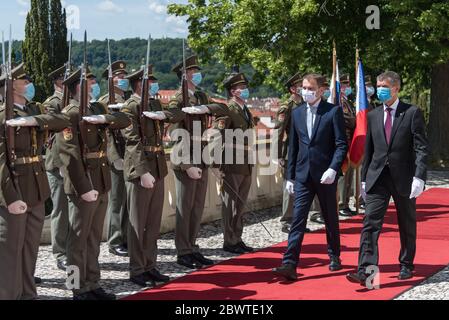 Prague, République tchèque. 03ème juin 2020. Igor Madovic (L) est vu marcher avec son homologue Andrej Babis (R) tout en portant des masques faciaux en République tchèque. Le Premier ministre slovaque Igor Madovic visite la République tchèque pour son premier voyage officiel à l'étranger. Igor Matovic est devenu Premier ministre de Slovaquie en mars, après que son parti politique Obycajny Ludia - OLANO a remporté les élections législatives en février 2020. En raison de la pandémie de Covid-19, il s'agit du premier voyage à l'étranger d'Igor Matovic (L) après sa nomination au poste de Premier ministre. Crédit : SOPA Images Limited/Alamy Live News Banque D'Images