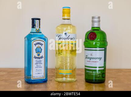 Marques de bouteilles de gin : gin Bombay Sapphire Premium, gin au citron sicilien de Gordon et gin Tanqueray Export Strength Banque D'Images