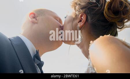 Gros plan ton photo de jeune marié et mariée embrassant la première fois lors du mariage Banque D'Images