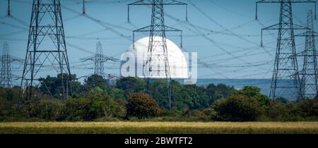 Centrale nucléaire de Sizewell B avec plusieurs pylônes d'électricité en face vu par une brume de chaleur faussant en monochrome Banque D'Images