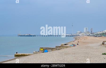 Brighton UK 3 juin 2020 - c'est une journée beaucoup plus calme sur la plage et le front de mer de Brighton aujourd'hui après que les foules aient visité pendant le temps chaud récent : Credit Simon Dack / Alay Live News Banque D'Images