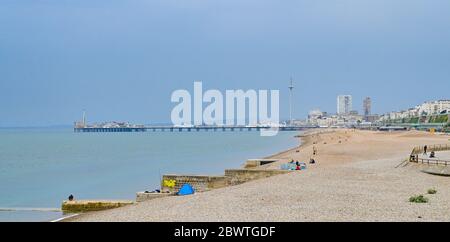 Brighton UK 3 juin 2020 - c'est une journée beaucoup plus calme sur la plage et le front de mer de Brighton aujourd'hui après que les foules aient visité pendant le temps chaud récent : Credit Simon Dack / Alay Live News Banque D'Images