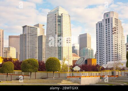 Yerba Buena Gardens et les gratte-ciel du centre-ville de San Francisco, Californie, États-Unis Banque D'Images