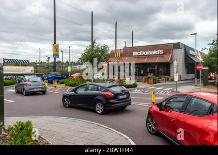 Cork, Irlande. 3 juin 2020. McDonald's Drive a rouvert à 11 h ce matin après avoir été fermé pendant plus de 2 mois en raison de la pandémie Covid-19. Il y avait de grandes files d'attente de voitures qui attendaient d'être servies au restaurant fast-food. Crédit : AG News/Alay Live News Banque D'Images
