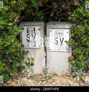 Gros plan des marqueurs en béton de vanne de vanne de vanne de vanne de vanne de vanne de vanne de vanne de vanne de vanne de vanne de vanne de vanne de vanne de vanne de vanne de vanne de vanne de vanne de vanne de Indicateurs de la vanne de sécurité sur la chaussée. Banque D'Images