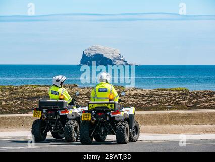 Patrouille de police sur la plage à quatre vélos, North Berwick, East Lothian, Écosse, Royaume-Uni Banque D'Images