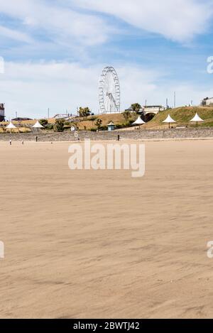 La plage de sable de Barry Island est très calme lors d'une après-midi de vacances ensoleillées de printemps durant les crises du coronavirus de 2020. Banque D'Images