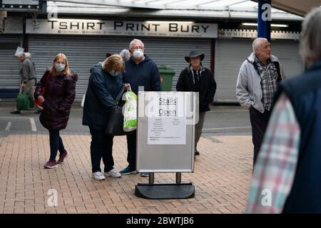 Manchester, Royaume-Uni. 3 juin 2020. Les membres du public sont vus dans un marché de Bury partiellement rouvert après que de nouvelles règles ont permis aux marchés aériens ouverts de commercer à partir du 1er juin ayant été fermés en raison de l'épidémie de coronavirus, Manchester, Royaume-Uni. Crédit : Jon Super/Alay Live News. Banque D'Images