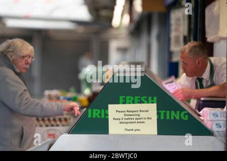 Manchester, Royaume-Uni. 3 juin 2020. Un signe de distanciation sociale est visible sur un stand dans un marché de Bury partiellement rouvert après que de nouvelles règles ont permis à des marchés aériens ouverts de commercer à partir du 1er juin ayant été fermés en raison de l'épidémie de coronavirus, Manchester, Royaume-Uni. Crédit : Jon Super/Alay Live News. Banque D'Images