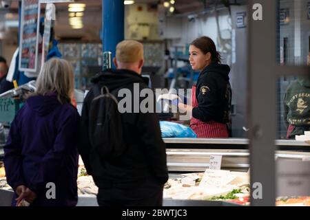 Manchester, Royaume-Uni. 3 juin 2020. Les membres du public sont vus dans un marché de Bury partiellement rouvert après que de nouvelles règles ont permis aux marchés aériens ouverts de commercer à partir du 1er juin ayant été fermés en raison de l'épidémie de coronavirus, Manchester, Royaume-Uni. Crédit : Jon Super/Alay Live News. Banque D'Images
