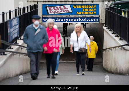 Manchester, Royaume-Uni. 3 juin 2020. Les membres du public sont vus dans un marché de Bury partiellement rouvert après que de nouvelles règles ont permis aux marchés aériens ouverts de commercer à partir du 1er juin ayant été fermés en raison de l'épidémie de coronavirus, Manchester, Royaume-Uni. Crédit : Jon Super/Alay Live News. Banque D'Images
